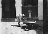 Ablutions dans une mosquée (Photographie d'archive)