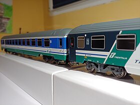 Riproduzione A.C.M.E. in scala H0 di una carrozza tipo UIC-X (revisione "Giubileo"), in livrea XMPR PAX, destinata agli InterCity, sia notturni che diurni (A.C.M.E. 50796).