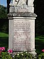 Monument de la Vierge : détail du texte situé sur le socle.