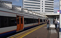 Een treinstel van de overground op weg naar het noorden