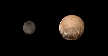 Pluto dan Kharon dilihat dari New Horizons (warna; 11 Juli 2015).