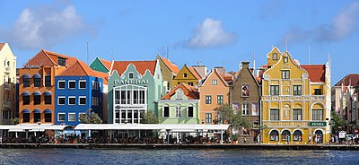 Arsitektur kolonial Belanda - termasuk Gedung Penha dari tahun 1708 - di Handelskade, tepi pantai bersejarah di distrik Punda, Willemstad, ibu kota Curacao.