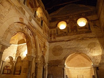 Les oculi sont soulignés par les deux arcs plein-cintre et séparés par un arc en mitre.