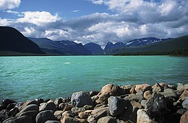 Vista del llac Ladtjojaure amb el massís de Kebnekaise al fons