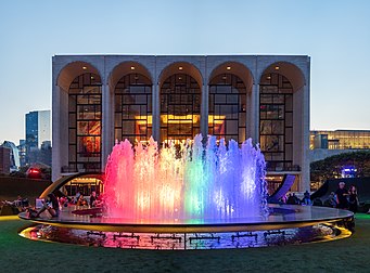 Para celebrar o Mês do Orgulho LGBT em 2021, o Lincoln Center, um complexo de artes cênicas em Manhattan, Nova Iorque, iluminou sua fonte com as cores da bandeira arco-íris. (definição 5 046 × 3 732)