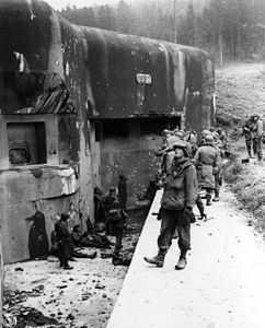 Tropes estatunidenques inspeccionat les fortificacions en 1944 (bloc 11 de l'ouvrage de l'Hochwald)