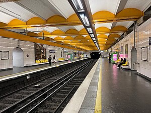 Les quais de la ligne 3, aménagés dans le style « Andreu-Motte ».