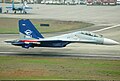 Un démonstrateur Su-30LL de l'armée de l'air russe, à l'aérodrome de Zhangjiajie Hehua, en Chine. L'appareil, piloté par Anatoly Kvochur, vole le long de la piste à moins d'un mètre du sol.