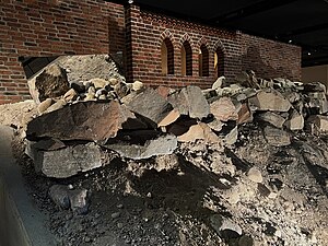 Kallmur på fornminnet Helgeandshusets kyrkogård i Medeltidsmuseet under Norrbro på Helgeandsholmen i Stockholm, 2023