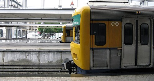 Dois veículos estacionados em plataforma de ilha na Estação Ferroviária do Cais do Sodré, em Lisboa