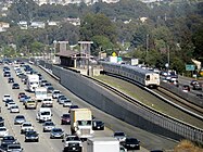 Castro Valley, San Francisco Bay Area: Station in Mittellage zwischen den Richtungsfahrbahnen einer Autobahn