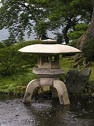 Mitsuashigata tōrō met drie poten