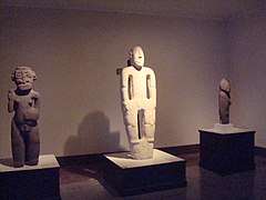 Estatuas en la sala precolombina del Museo Nacional de Costa Rica.