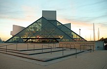 Image d'un bâtiment dont une grande partie de l'extérieur en verre.