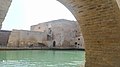 Porto interno visto dall'ingresso via imbarcazioni, con il ponte per collegare forte a mare all'isola di Sant'Andrea