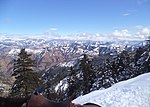 Montañas e árbores cubertas de neve