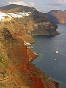 Casas próximas a caldeira vulcânica do arquipélago em Oia