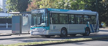 Bus de la ligne A au terminus du collège Jules-Ferry.