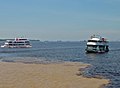 Confluência do Rio Negro com o Rio Solimões, perto de Manaus, Brasil.