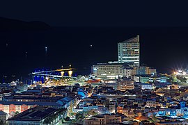 Le complexe moderne de la Pointe Simon et l'appontement croisière, de nuit.