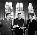 Tereshkova e Nikolayev com o primeiro-ministro japonês Eisaku Satō em 1965