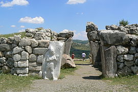 La Porta del Re, ad arco parabolico, con il bassorilievo restaurato di un dio guerriero