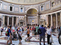 Interiore del Pantheon con nicchie a colonne