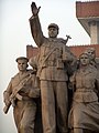 Tugu di hadapan Makam Mao di Dataran Tiananmen