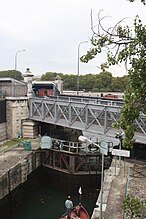 Schleuse Écluse de l’Arsenal an der Mündung in die Seine unter der U-Bahn-Brücke Pont-métro Morland