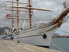 Vista de proa del buque escuela NRP Sagres, en el puerto de Santa Cruz de Tenerife.