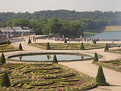 Le jardin de Versailles comprend 700 topiaires avec 64 gabarits différents[6].