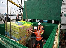 Funzionari britannici dell'HM Revenue and Customs con sequestro di tabacco di contrabbando, 2014.