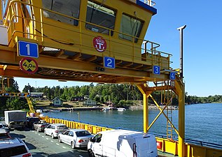 Bilfärjan M/S Aurora går mot Yxlan på Blidösund