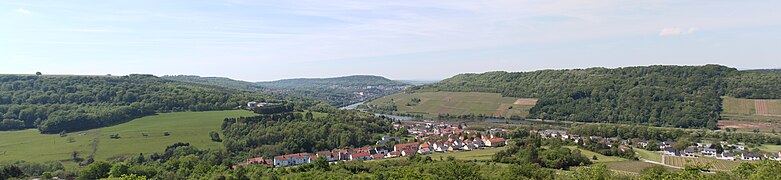 Panorama sur Apach, traversé par la Moselle, dans le nord.