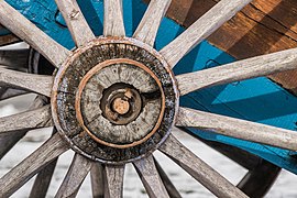 Roue d'une charrette au château d'Onet-le-Château.