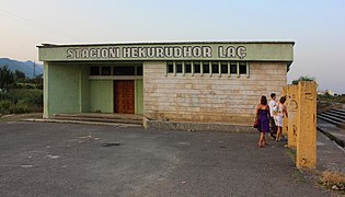 April: Bahnhof der Hekurudha Shqiptare in Laç