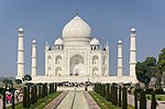 Taj Mahal, un edificio abovedado de mármore branco con catro minaretes circundantes