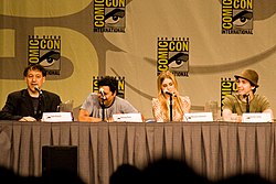 Balról jobbra a rendező Sam Raimi és a színészek, Dileep Rao, Alison Lohman és Justin Long a 2008-as San Diego-i Comic-Conon. IMDB 6,6/10 (161 237 szavazat)