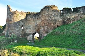 Les ruines du château de Cluis-Dessous en 2011.