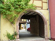 Portique d'une ancienne cave vinicole.