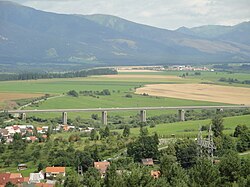 Most Dovalovec nad mestskou časťou Dovalovo