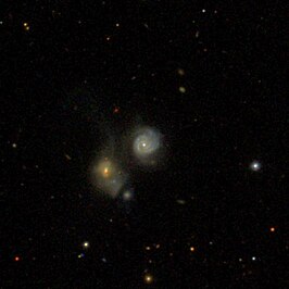 NGC 3349-2 (linksonder) en NGC 3349-1