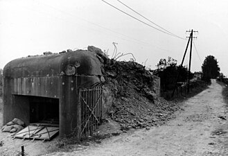 Casamata abandonada després del bombardeig d'una de les seves parets