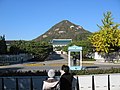 Próximo à entrada para os jardins da Casa Azul