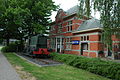 Station Aalsmeer; 2007. Als blikvanger staat er aan de straatzijde sinds de jaren negentig een locomotor op een kort stuk spoor.