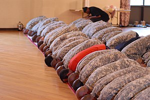 "Sejumlah tentara Amerika Serikat terlihat sedang sujud untuk melakukan salat ke arah kiblat."