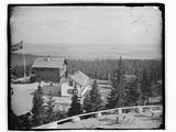 Utsikt fra hovedrestauranten mot Thomas Heftyes villa (Heftye-huset, oppført 1867), byen og fjorden. Foto fra 1890-tallet. Foto: Marthinius Skøien/Nasjonalbiblioteket