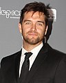 Antony Starr interpreta Charlie Lewis