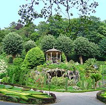 Gruta en los jardines del santuario de Bom Jesus en Braga.