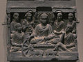 Le premier sermon de Bouddha, à Sarnath[N 11]. Gandhara, IIe siècle. Schiste gris, H. 28.6 x L. 32,4 cm. Met.